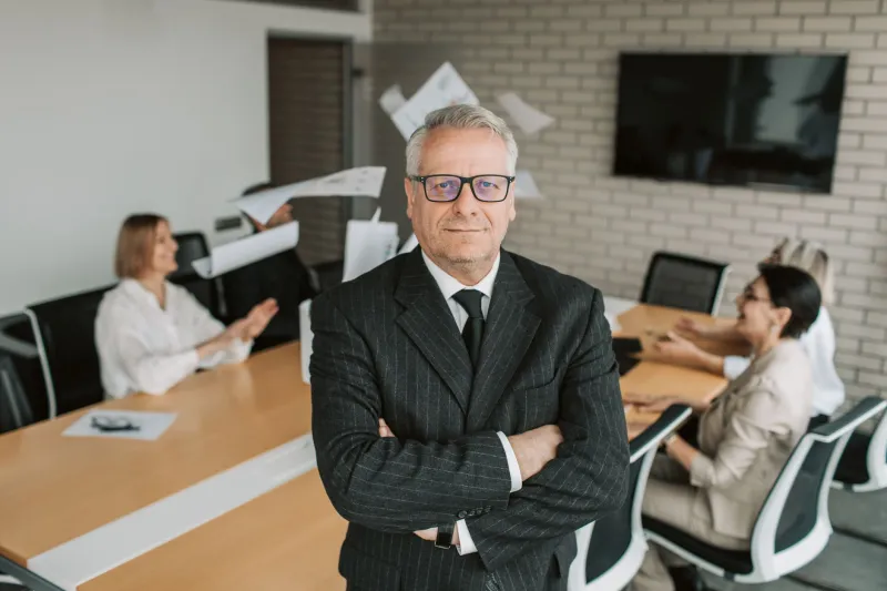 El empresario que todo lo vigila: cómo la supervisión excesiva se convierte en el mayor obstáculo para crecer